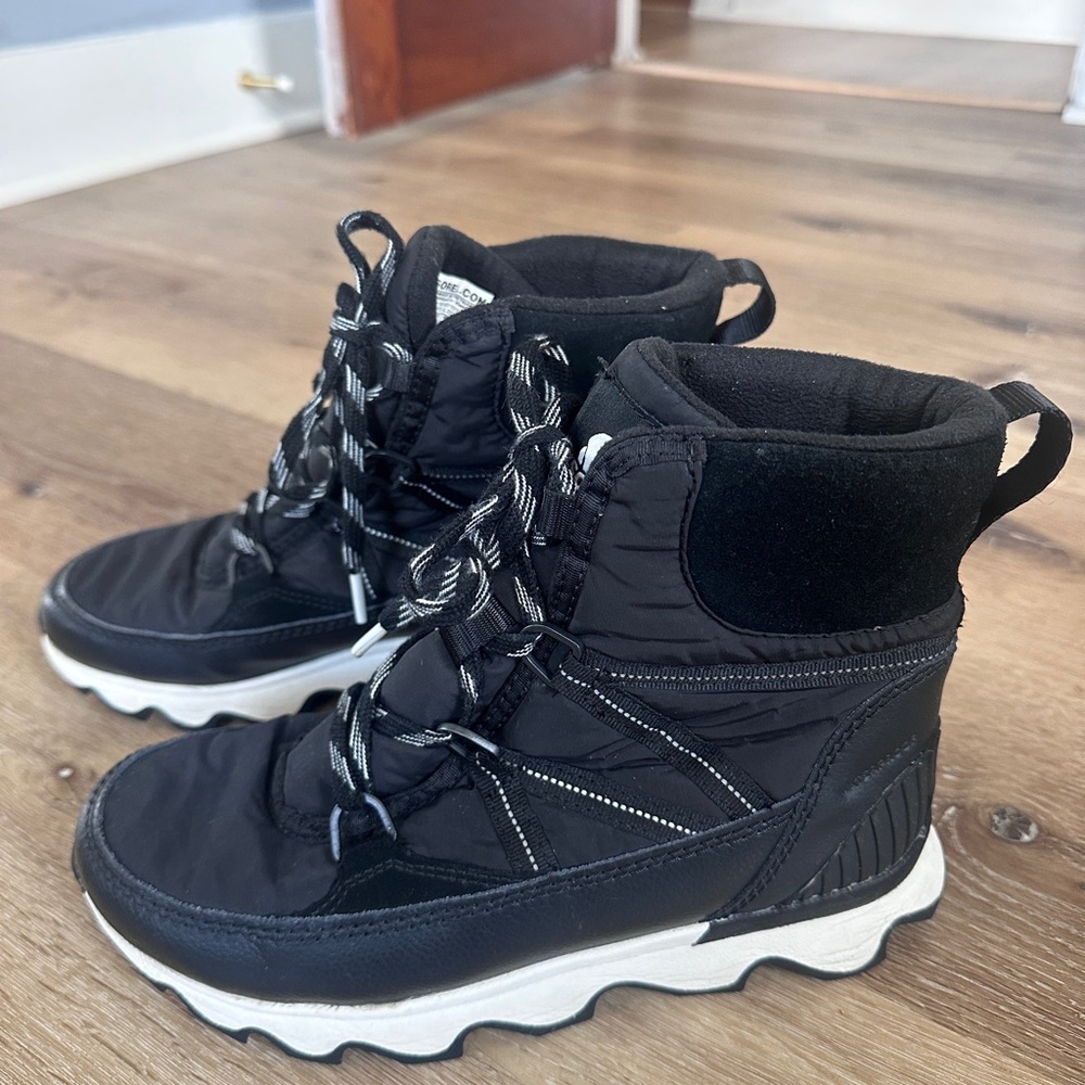 Sorel Black and White Women's size 8 Winter Boots